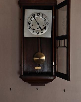 orologio a pendolo in legno massello.