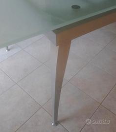 Tavolo in vetro satinato allungabile fino a 210