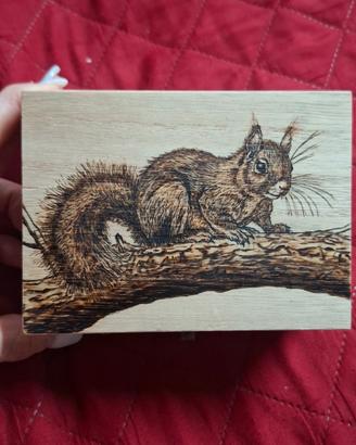 cofanetto in legno con scoiattolo pirografato 