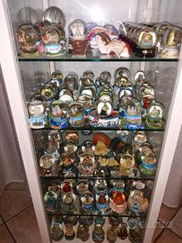 Vetrina con collezione di  bolle