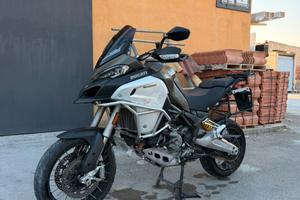 Ducati multistrada enduro 1200 con valigie