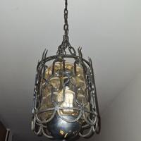 Coppia di lampadari in ferro battuto e vetro