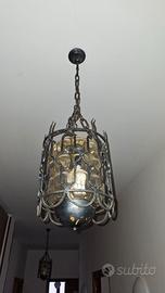 Coppia di lampadari in ferro battuto e vetro