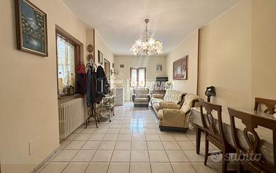 Soluzione indipendente con due unità e cortile pri