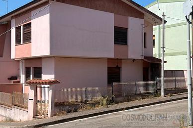 Guspini- Villa trilivelli ampio box auto e cortile