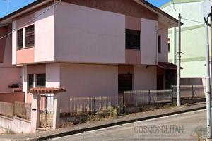 Guspini- Villa trilivelli ampio box auto e cortile