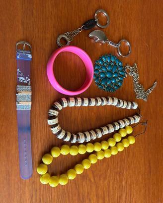 Bigiotteria varia e colorata