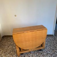 Tavolo richiudibile con sedie