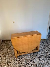 Tavolo richiudibile con sedie
