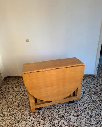 Tavolo richiudibile con sedie