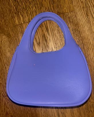 borsetta viola con tracolla e manico