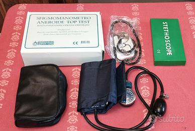 Sfigmomanometro e stetoscopio mai usato 
