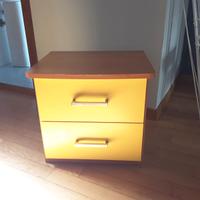 Comodino giallo due cassetti