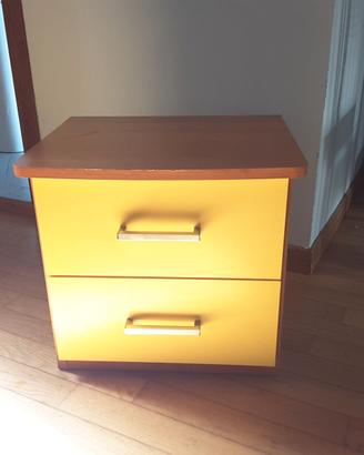 Comodino giallo due cassetti