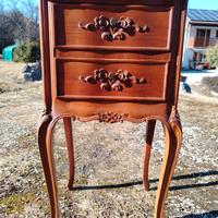 Comodino in legno con decori