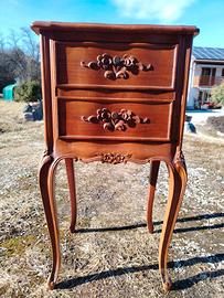 Comodino in legno con decori