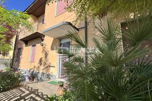 RIF. 484 - VILLA BIFAMILIARE CON AMPIO GIARDINO E