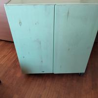 mobile con scaffali chiuso