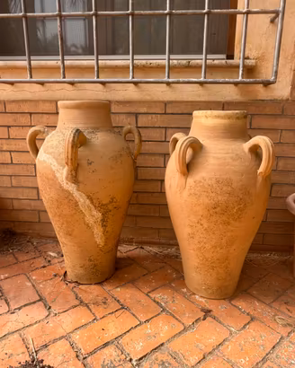 Coppia di grandi anfore in terracotta rustica