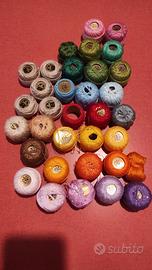 n. 34 gomitoli da ricamo multicolore DMC e Finca