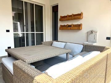 TAVOLO DA ESTERNO  RATTAN CON 2 PANCHE E 2 DIVANI