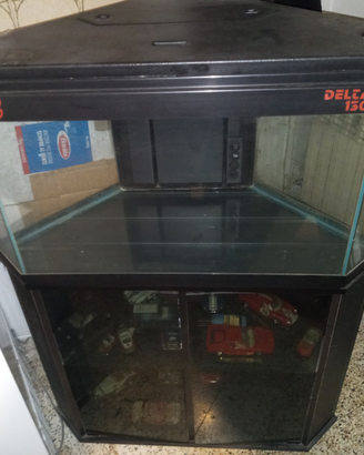 Acquario con accessori e mobile