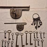 Antico catenaccio e chiavi in ferro battuto 