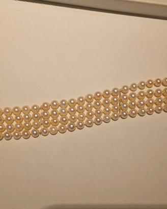Bracciale perle con fermaglio in oro.
