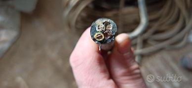 cavo elettrico e pali ferro