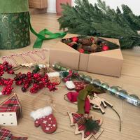 Set Natale: albero con addobbi, ghirlanda e base