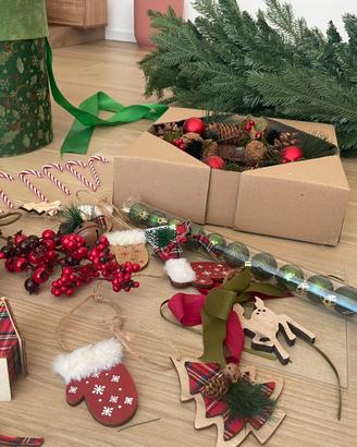 Set Natale: albero con addobbi, ghirlanda e base