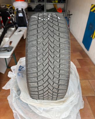Gomme Bridgeston Blizzak 225 50 r17