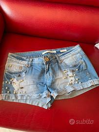 Shorts in jeans con perle e decori