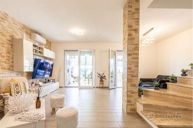 Villa di recente costruzione con giardino