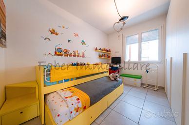 Cameretta Bambini - 2 letti, scrivania e mensole