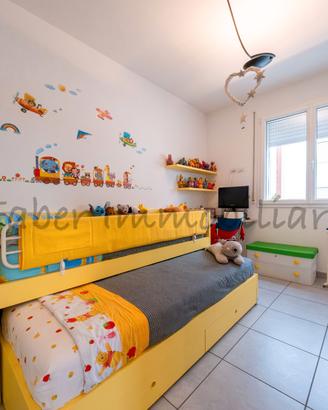 Cameretta Bambini - 2 letti, scrivania e mensole