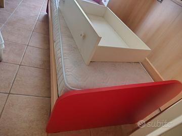 Letto rosso singolo con cassettoni e rete