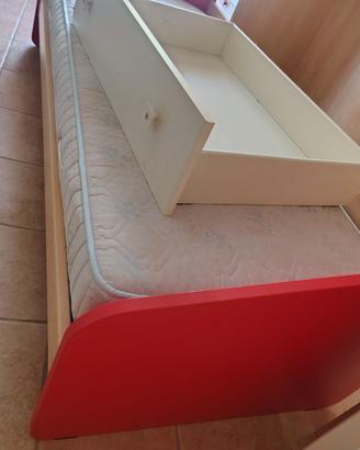 Letto rosso singolo con cassettoni e rete