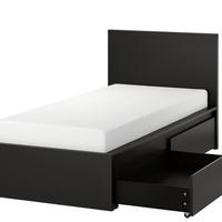 Letti singoli con cassetti contenitori.