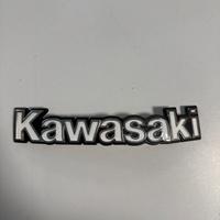 EMBLEMA SINISTRO SERBATOIO KAWASAKI
