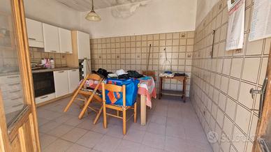Indipendente unico livello con cortile carrabile