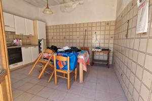 Indipendente unico livello con cortile carrabile