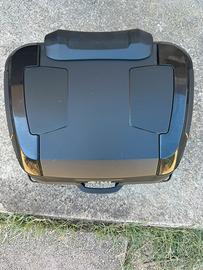 Bauletto Givi 45LT nero con piastra e schienalino.