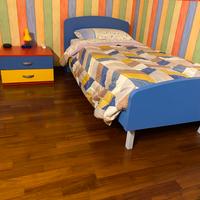 Letto + comodino in legno abbinati