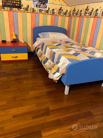 Letto + comodino in legno abbinati