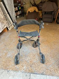 Deambulatore rollator per anziani
