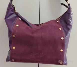 Borsa da donna vera pelle colore viola firmata.