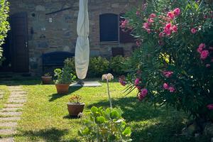 Baiadera con giardino e piscina