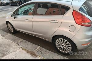 auto Ford Fiesta 6 