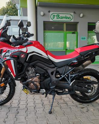 Honda Africa Twin 1000 cambio automatico Tricolor